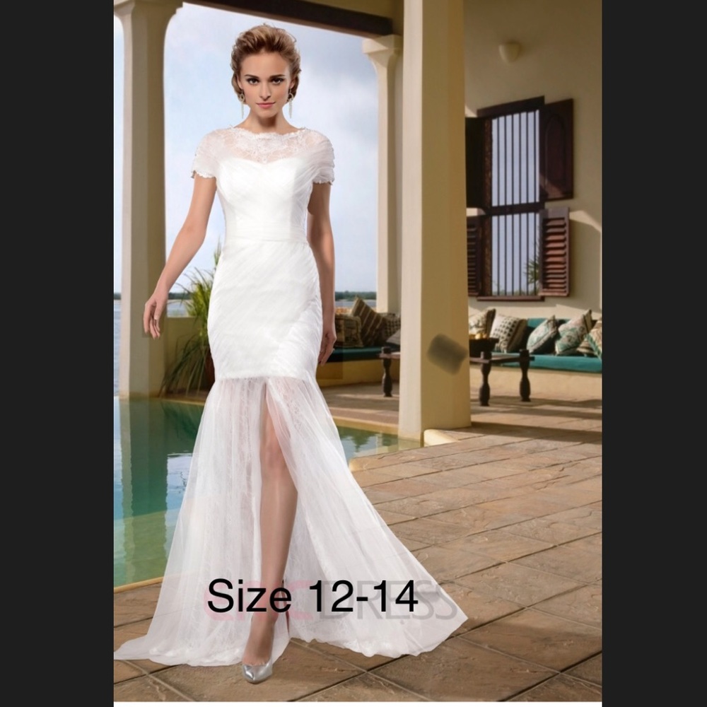 Elegant Wedding Dress perfect for a beach wedding!